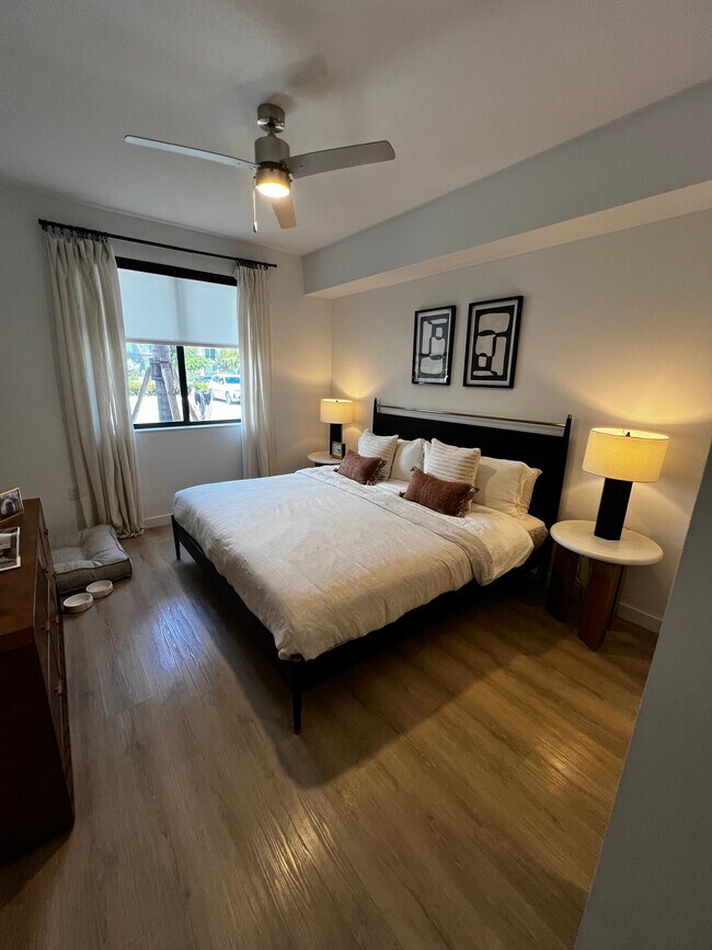 Building Photo - 572 S Biscayne River Dr