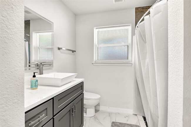 Building Photo - 22406 Fincastle Dr