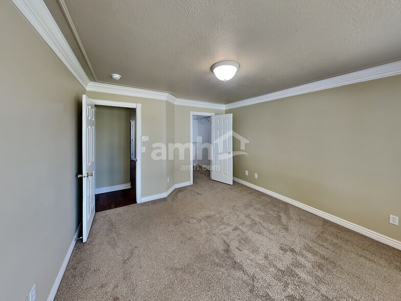 Building Photo - 1403 E 820 S