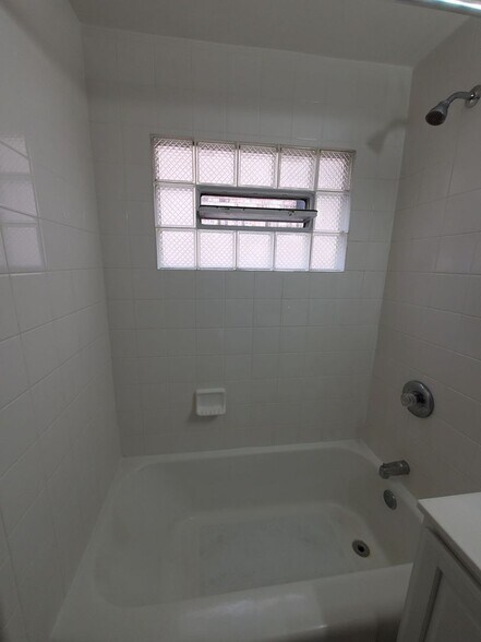 Building Photo - 512-524- E Henry Clay St
