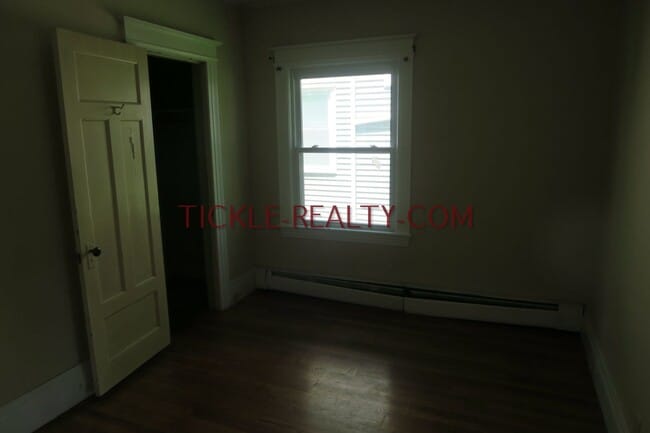 Building Photo - 368 Alexander St