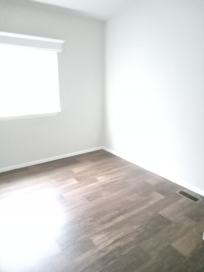 Building Photo - 47719 Fairyglen -3 bedroom / 2 Bath in Oakridge