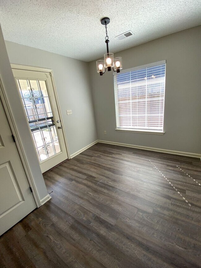 Building Photo - 3 bed, 2 bath with granite counters, ss ap...