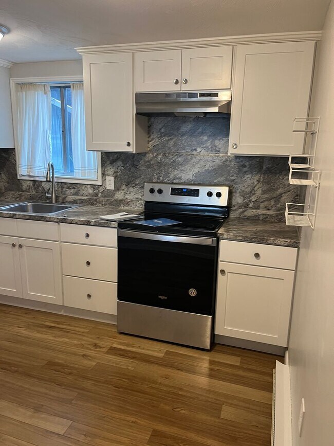 Building Photo - Bright & Sunny 2 Ba / 1 Ba Condominium