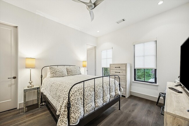 Building Photo - 5353 Lampasas St