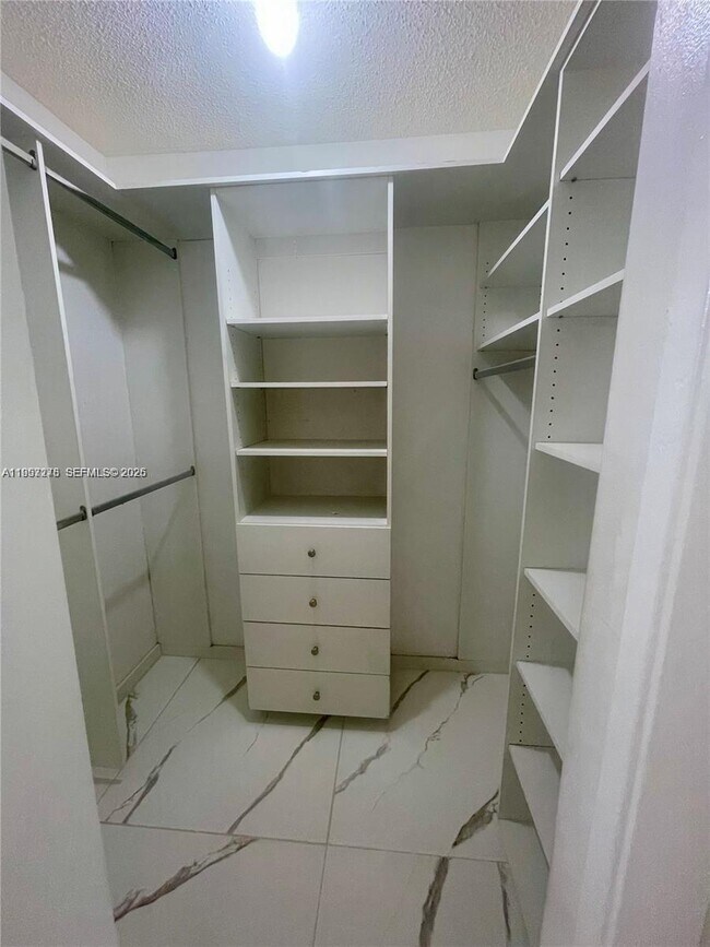 Building Photo - 403 Lakeview Dr