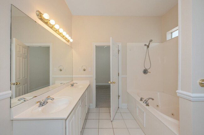 Building Photo - Lovely 3 Bedroom in the Heart of Niceville!