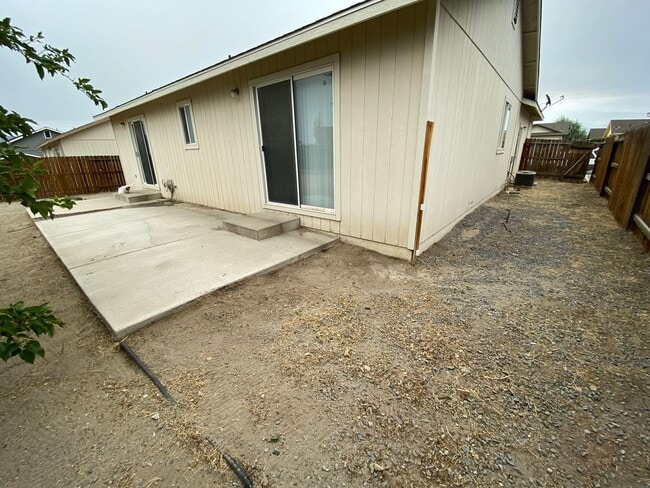 Building Photo - Charming 3 Bedroom