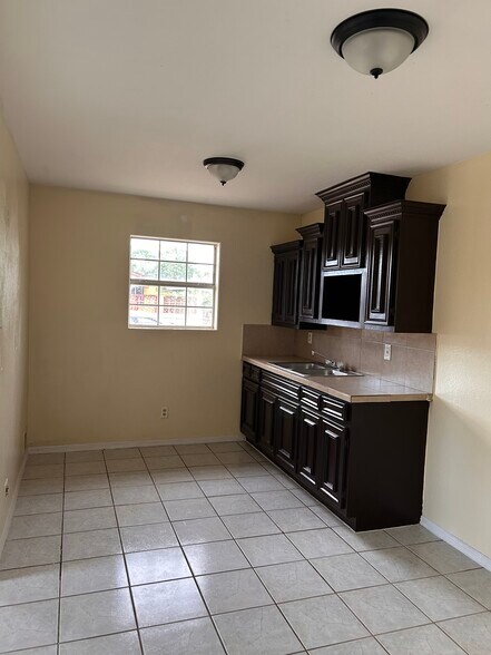 Building Photo - 4703 Young Dr