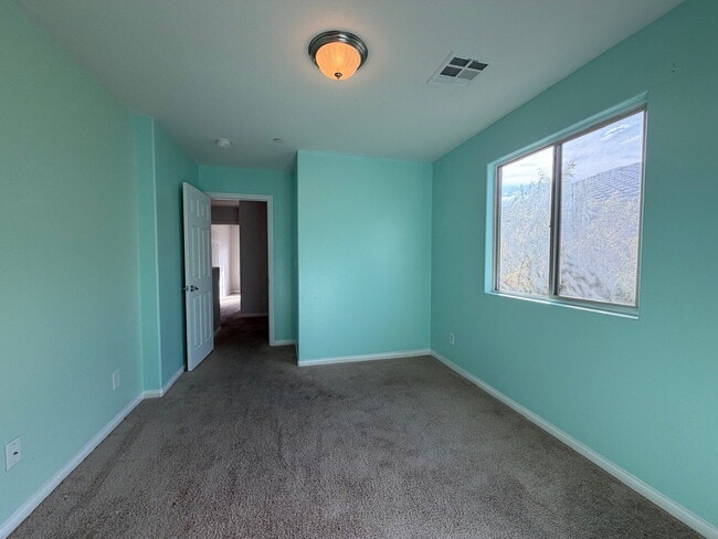 Building Photo - 4 BED 2.5 BATH 2 CAR GARAGE SINGLE FAMILY HOME W/ FULLY LANDSCAPED BACKYARD. THIS WAS FORMER MODE...