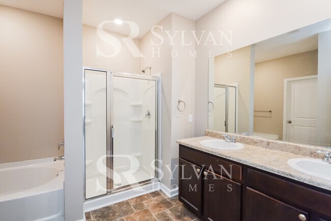 Building Photo - Don't miss out on this lovely 4BR 2BA home