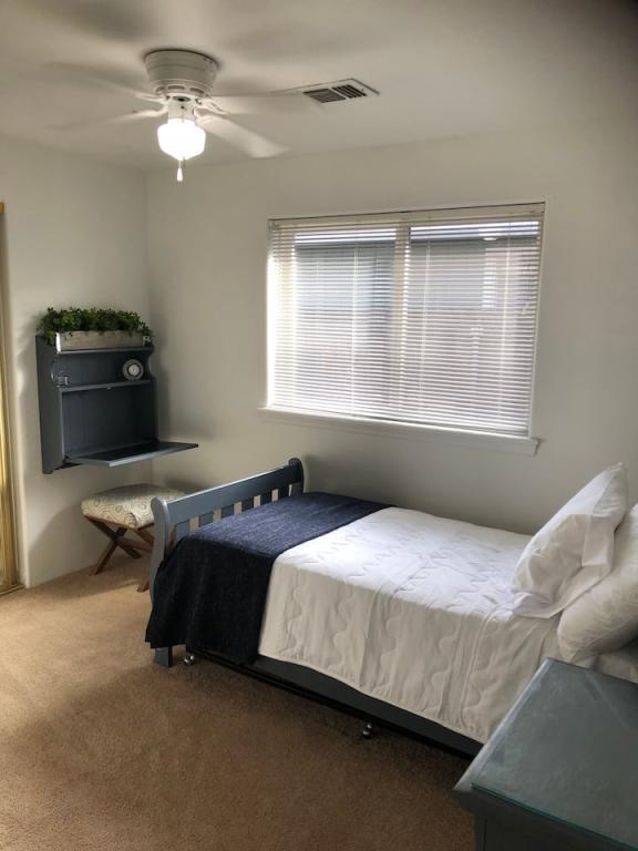 Building Photo - 525 Primrose Dr