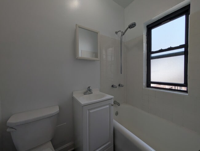 Building Photo - 5417 N Kenmore Ave