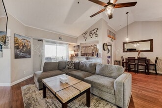 Building Photo - 12304 W Cross Dr