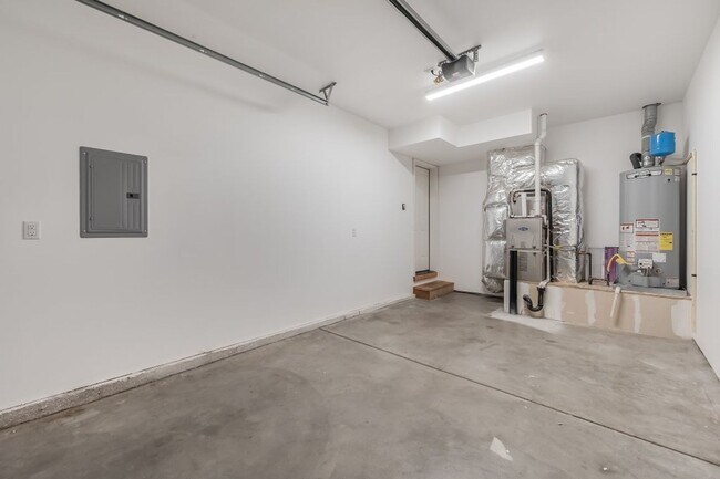 Building Photo - Townhome 3 bed 2.5 bath