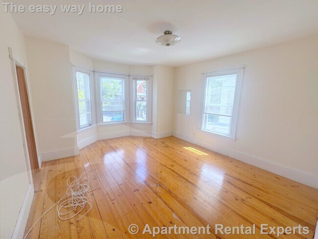 Building Photo - 44 Elm St