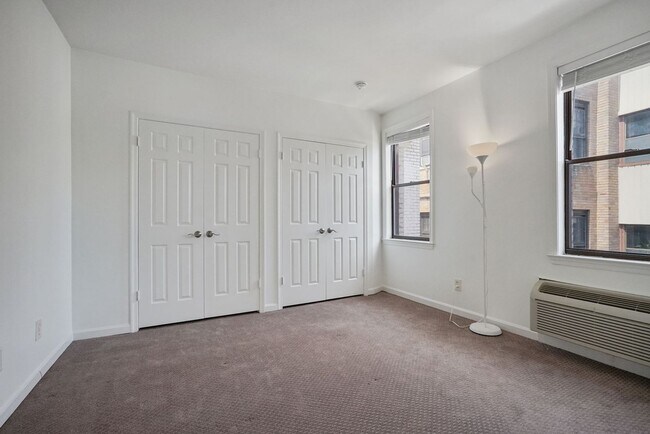 Building Photo - One month free rent with a lease start dat...