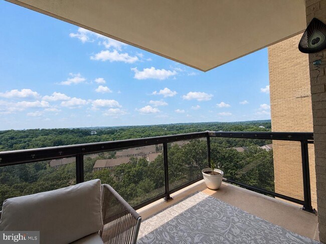 Building Photo - 307 Yoakum Pkwy