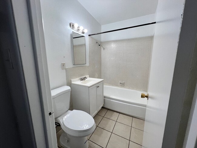 Building Photo - 4BD/2BA In La Mirage. Nice Backyard!