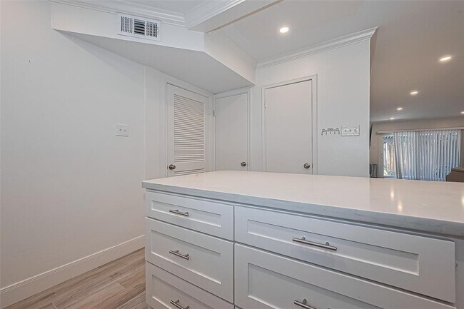 Building Photo - 887 Wax Myrtle Ln