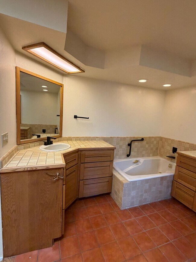Building Photo - 775 Hillcrest Way