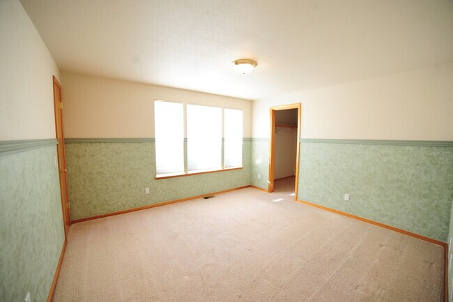 Building Photo - Sweet South Richland Home with Large Yard