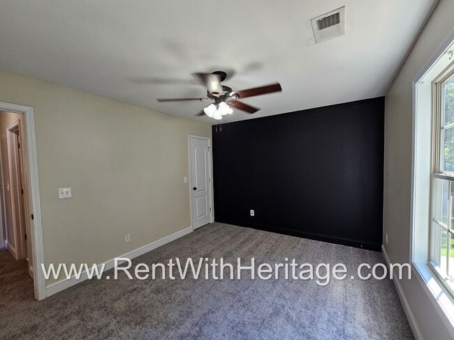 Building Photo - Amazing 4 Bedroom/ 3 Bath Home / Attention...