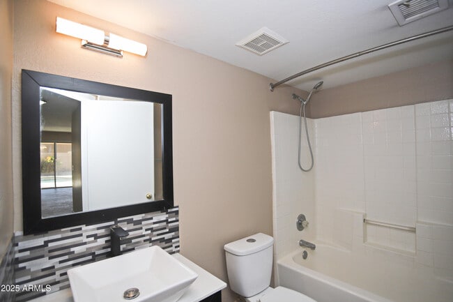Building Photo - 842 N Naples Dr