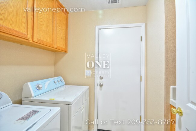 Building Photo - Charming 4 bedroom, 2 bath single story ho...