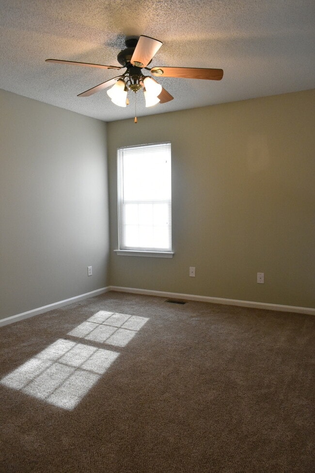 Building Photo - 2 Bedroom condo Minutes from Ft, Eustis