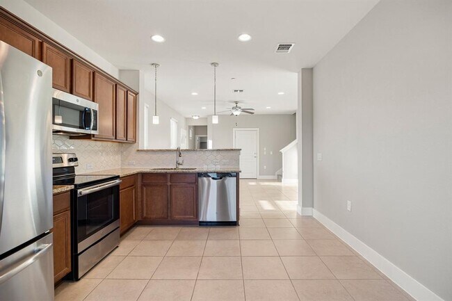 Building Photo - 1501 Roseburg Dr