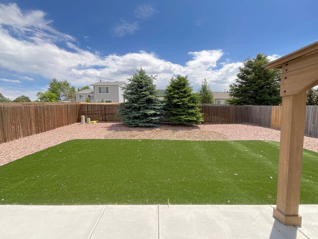 Building Photo - 4 Bedroom Home Available Near N Powers Bl ...