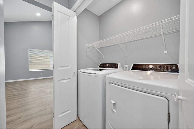 Building Photo - 10106 Shadow Pine Dr