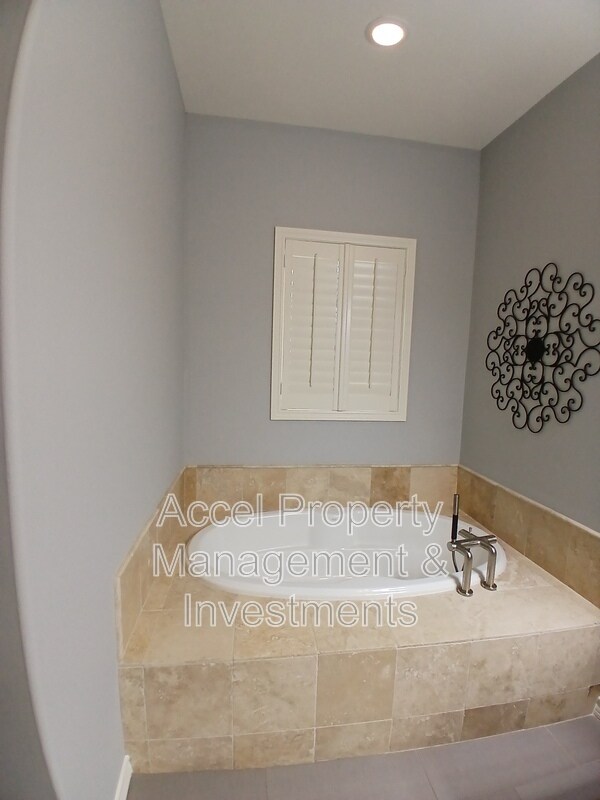 Building Photo - 2423 W Hampton Ave