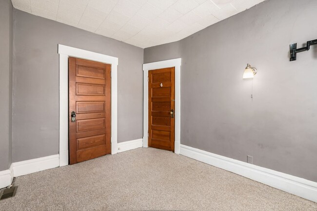 Building Photo - Amazing Townhome in Old North Columbus!