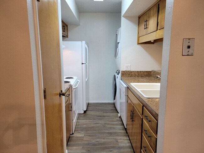 Building Photo - COLONIAL PARK CONDO