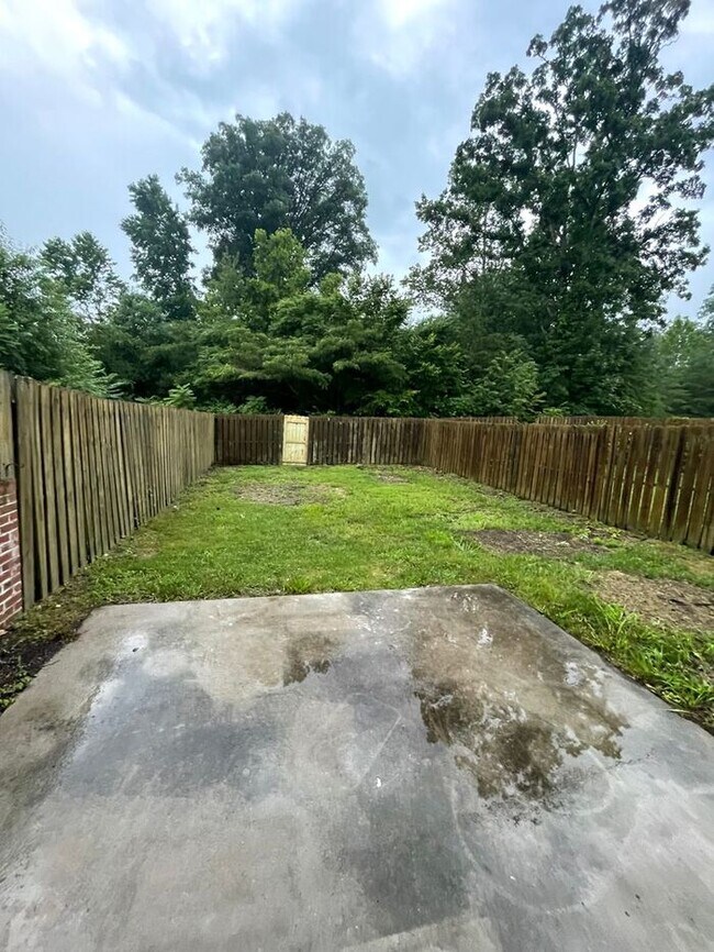 Building Photo - 3 bed, 2 bath, 2 car garage w/ bonus room and fenced yard in W. Knoxville