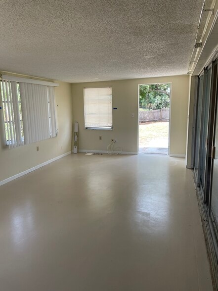 Sunroom - 6300 Mosby Pl