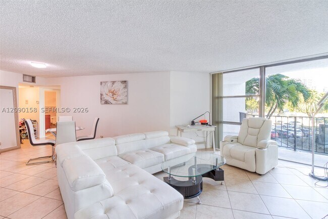 Building Photo - 800 Parkview Dr
