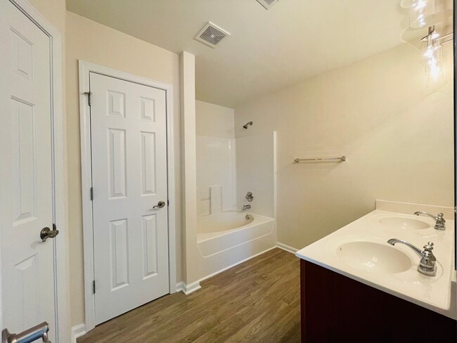Building Photo - 4476 Farm Lake Dr