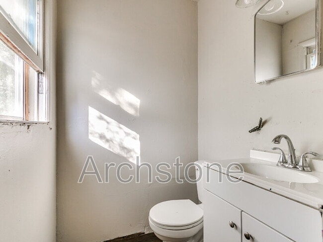 Building Photo - 527 E Boeing Dr