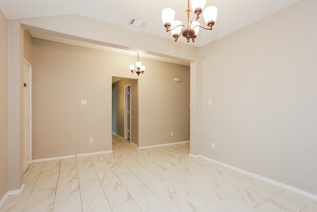 Building Photo - 720 Duke Dr