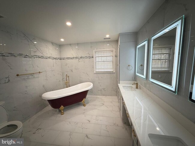 Building Photo - 9608 Burke View Ave