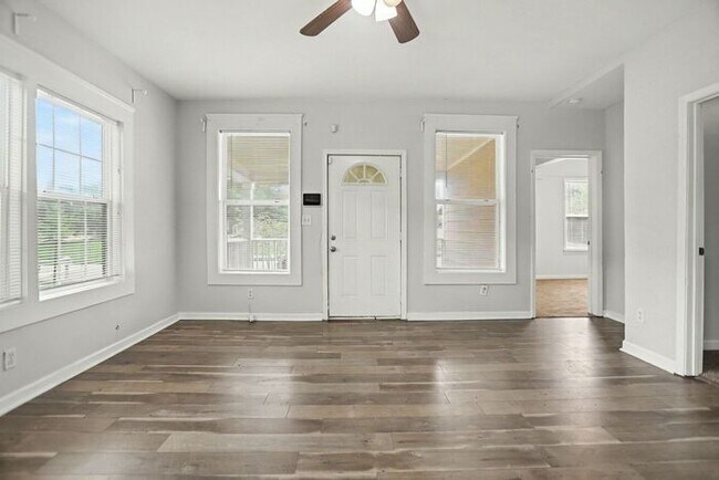 Building Photo - 3BR/2BA Gem Located in Historic West End!