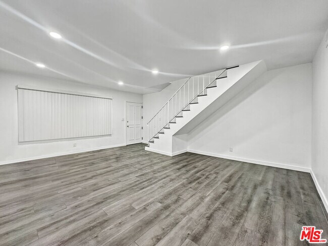 Building Photo - 817 E Nutwood St