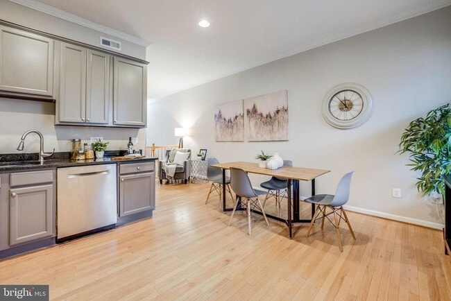 Building Photo - 27 Todd Pl NE