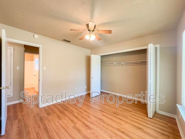 Building Photo - 705 Apache Dr