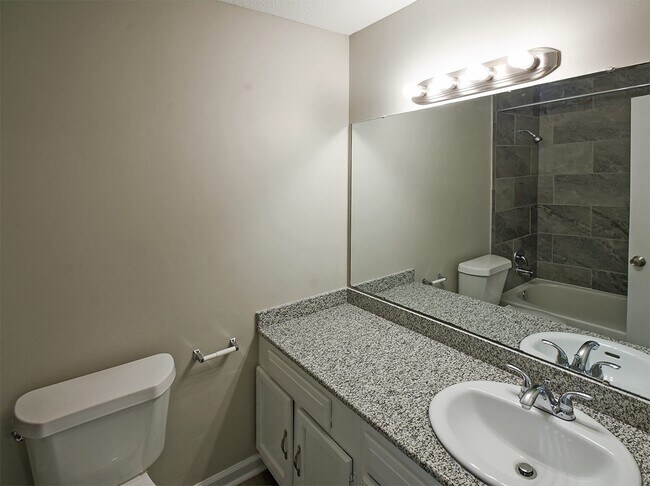 Building Photo - Updated and charming 3 bed, 2 bath with SU...