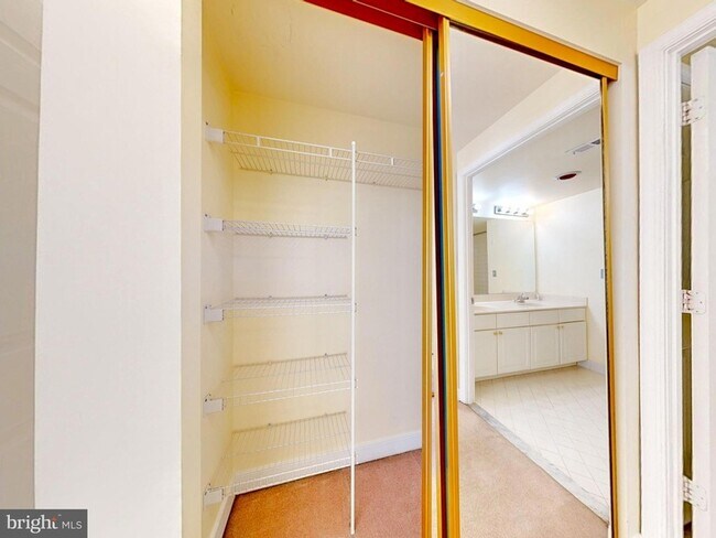 Building Photo - 1045 N Utah St