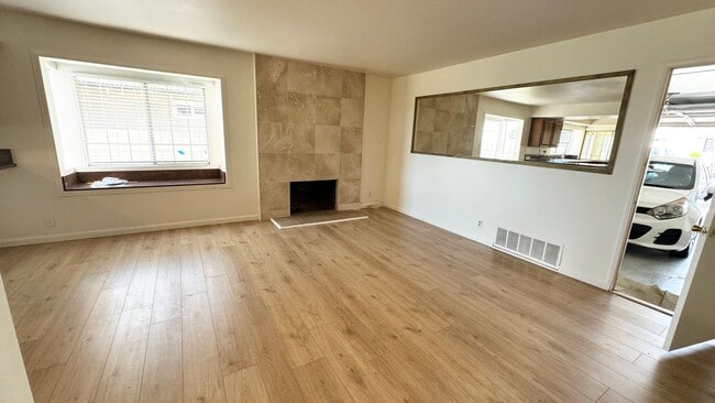 Building Photo - Spacious Home overlooking Daimond Bar hills